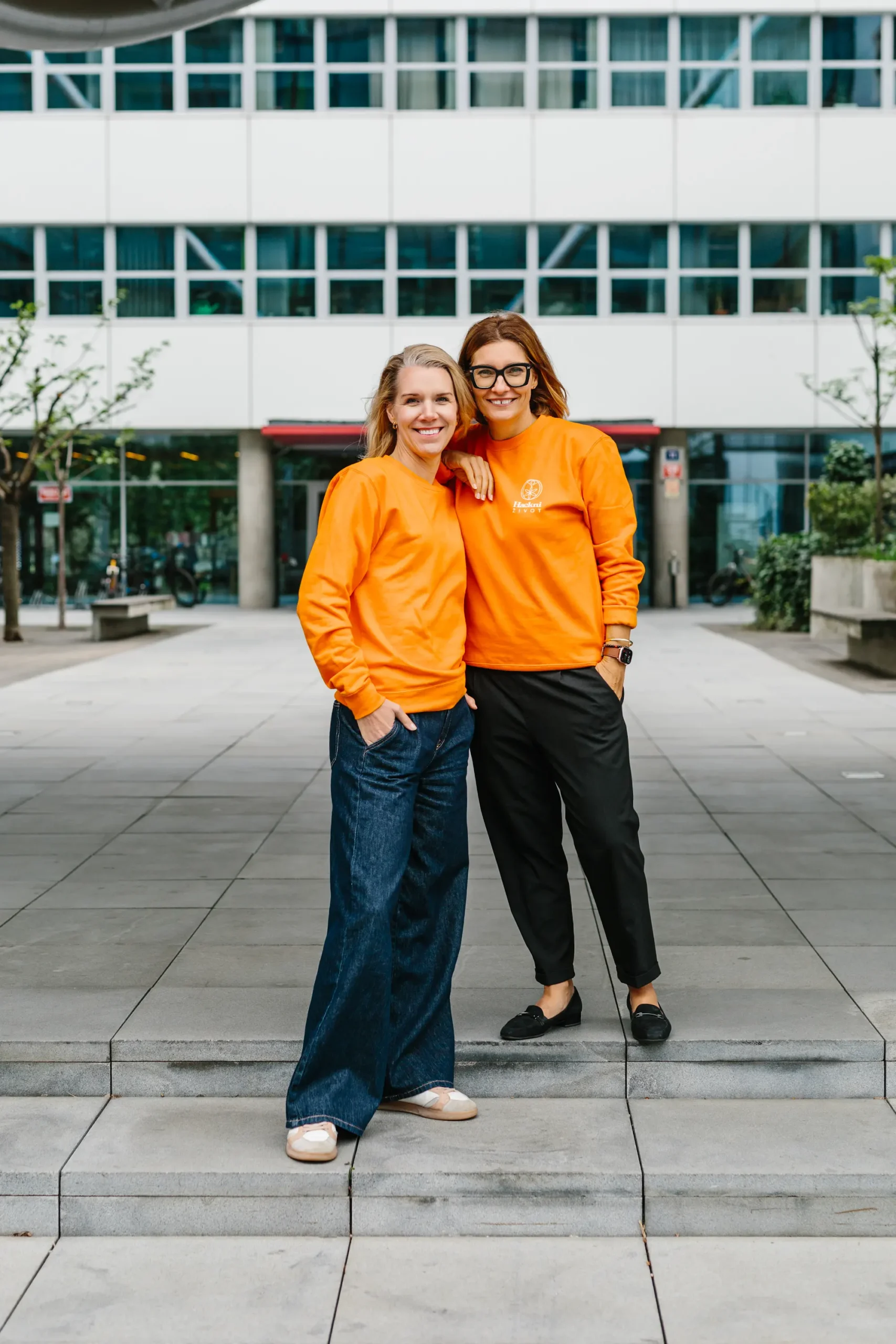 Míša Kačena a Irena Hončlová, tváře Hackni život, v korálových mikinách